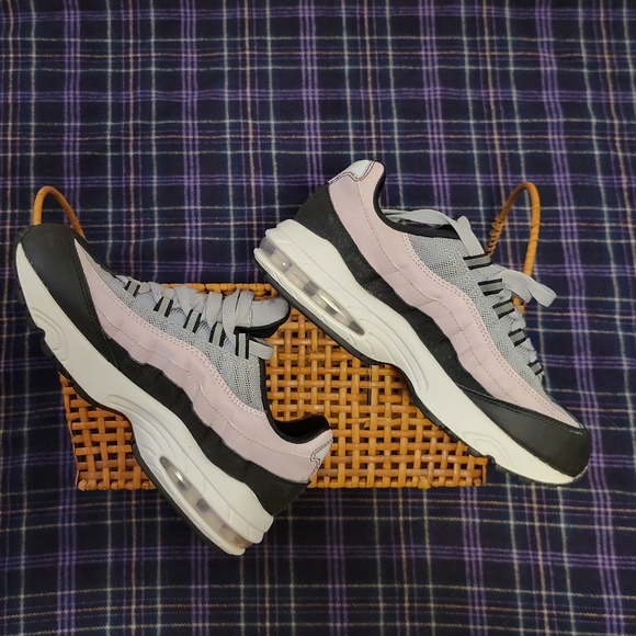 ❌️SOLD❌️ Girls Nike Air Max 95s Lilac, Grey, and Black Size 3 Youth - Picture 3 of 16